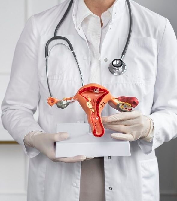 Endometriosis awareness image featuring Dr. Deepali Mittal, leading gynecologist offering endometriosis treatment in Indore.